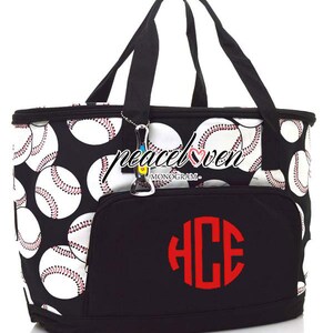 Puede incluir: Bolsa isot&eacute;rmica negra y blanca con tem&aacute;tica de b&eacute;isbol con un monograma rojo "HCE" y el texto "peace love -monogram-." La bolsa tiene un bolsillo con cremallera y un abridor de botellas sujeto a la cremallera.