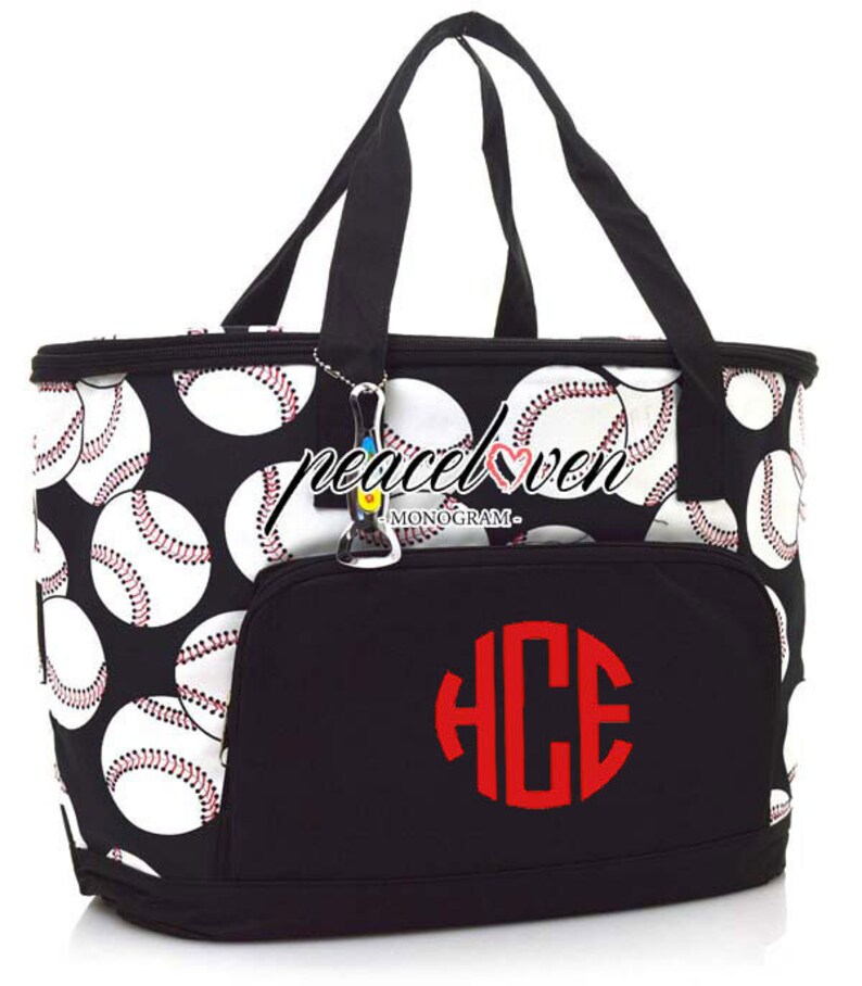 Puede incluir: Bolsa isot&eacute;rmica negra y blanca con tem&aacute;tica de b&eacute;isbol con un monograma rojo "HCE" y el texto "peace love -monogram-." La bolsa tiene un bolsillo con cremallera y un abridor de botellas sujeto a la cremallera.