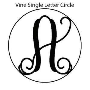 Może przedstawiać: Czarno-białe zdjęcie pojedynczej litery "A" w winnym stylu czcionki. Litera jest wyśrodkowana w k&oacute;łku.