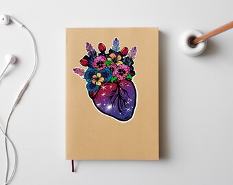以下が含まれることがあります： 銀河のデザインと花束が載った人間の心臓のカラフルなイラスト。花はピンク、パープル、ブルー、イエロー、グリーンです。