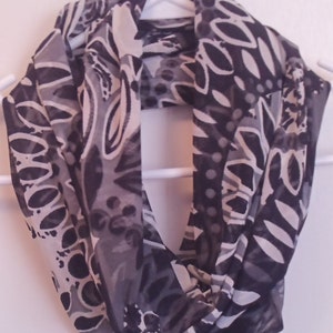 Black Gray Graphic Knit Infinity Scarf, Knit Scarves, Black Graphic Scarves,  knit scarf, Knit