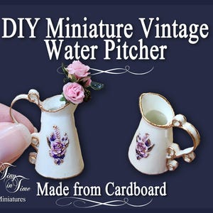 Op de afbeelding: Twee miniatuur witte waterkruiken met gouden randen en bloemmotieven. Eén kruik bevat roze rozen. Tekst luidt "DIY Miniature Vintage Water Pitcher" en "Made from Cardboard".