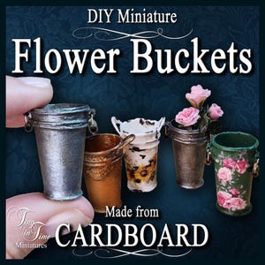 Può includere: Un set di cinque secchielli per fiori in miniatura fai-da-te realizzati in cartone. I secchielli presentano varie finiture tra cui argento metallizzato, rame, bianco invecchiato con girasoli, marrone scuro e verde scuro con rose rosa.