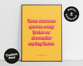 Può includere: Un poster giallo stampabile con testo nero che recita "Your custom quote, song lyrics or favourite saying here." Il testo è in un font rosa in 3D. Il poster include anche le parole "Digital Download" in un cerchio nero con una freccia rivolta verso il basso.