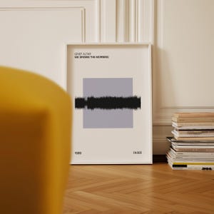 以下が含まれることがあります： 「GRIEF ALTAR WE DROWN THE MORNING」のテキストが書かれた額入りのアートプリント。黒い波形のデザインが薄い灰色の正方形に描かれています。プリントには、年号「1989」と時間「[4:50]」も黒い文字で記載されています。