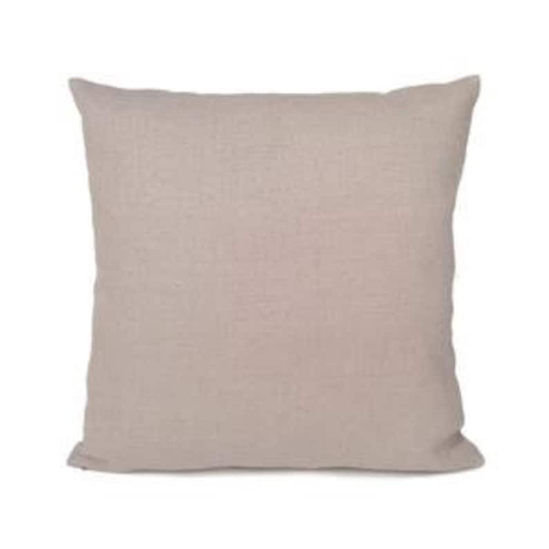 Puede incluir: Una almohada de tiro lisa de color beige claro, de forma cuadrada y con una textura suave similar al lino.
