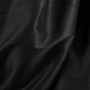 Peut inclure: Tissu de soie noir avec une texture lisse et fluide. Le tissu est drapé et plié, créant des plis doux et arrondis.