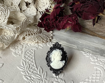 Anel com camafeu, camafeu, anel, preto e branco, anel com camafeu vintage, camafeu vintage, ajustável, anel de coquetel, anel vitoriano, joia com camafeu, gótico