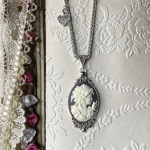 Cameo gris perla, colgante de plata antigua, encanto de corazón barroco, joyería de cameo, regalo del día de la madre, regalo para mamá, vintage, victoriano, romántico imagen 1