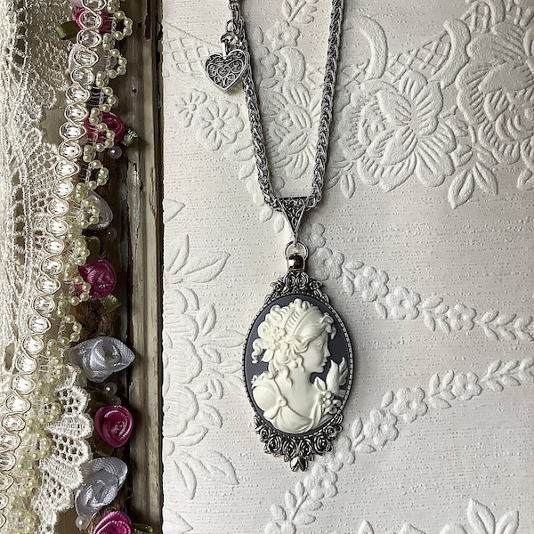 Camée gris perle, pendentif en argent antique, breloque coeur baroque, bijoux camée, cadeau fête des mères, cadeau pour maman, vintage, victorien, romantique