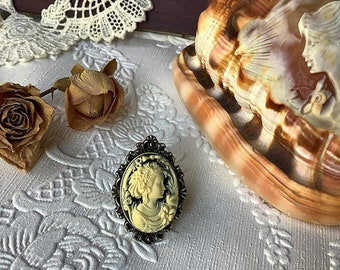 Black and ivory cameo, vintage cameo ring, Victorian ring, cameo jewelry, lady portrait cameo, woman cameo, gift for her, bronze cameo ring