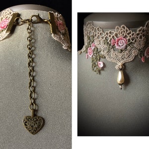 Puede incluir: Un delicado collar gargantilla de encaje blanco con bordados florales rosas y verdes. El collar presenta un colgante de gota de perla y una cadena ajustable con un cierre en forma de coraz&oacute;n.
