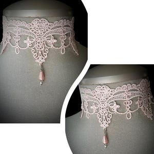 Puede incluir: Un delicado collar gargantilla de encaje rosa claro. El intrincado dise&ntilde;o de encaje presenta patrones florales y de volutas. Un colgante de cuentas rosa en forma de pera cuelga del centro. El collar se exhibe en un maniqu&iacute;.