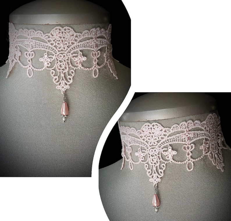Puede incluir: Un delicado collar gargantilla de encaje rosa claro. El intrincado dise&ntilde;o de encaje presenta patrones florales y de volutas. Un colgante de cuentas rosa en forma de pera cuelga del centro. El collar se exhibe en un maniqu&iacute;.