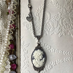 Cameo gris perla, colgante de plata antigua, encanto de corazón barroco, joyería de cameo, regalo del día de la madre, regalo para mamá, vintage, victoriano, romántico imagen 4