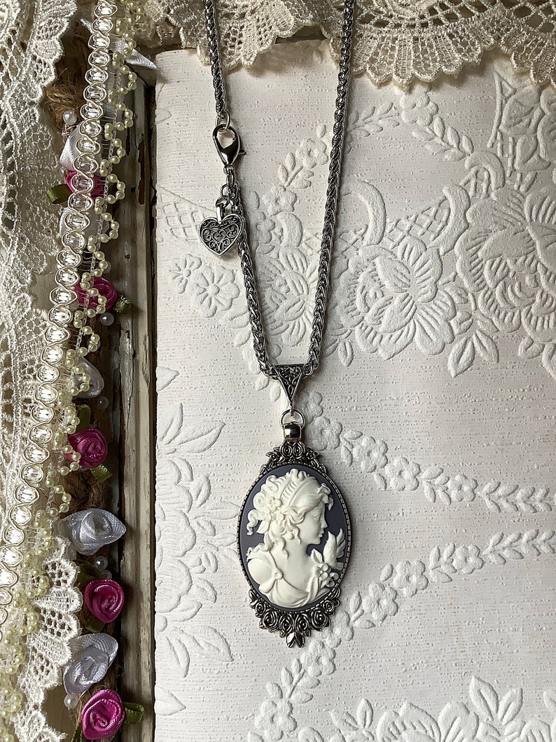 Cameo gris perla, colgante de plata antigua, encanto de corazón barroco, joyería de cameo, regalo del día de la madre, regalo para mamá, vintage, victoriano, romántico imagen 4