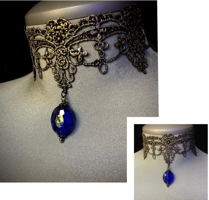 Pode incluir: Um colar de renda dourado com um pingente de cristal azul.