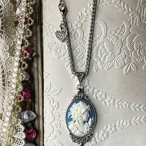 Cameo gris perla, colgante de plata antigua, encanto de corazón barroco, joyería de cameo, regalo del día de la madre, regalo para mamá, vintage, victoriano, romántico imagen 10