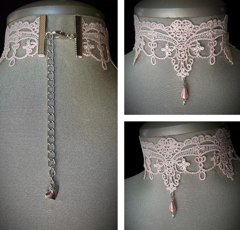 Puede incluir: Un delicado collar gargantilla de encaje rosa p&aacute;lido con una cadena plateada y un colgante de coraz&oacute;n. El encaje presenta un intrincado dise&ntilde;o floral. El collar se muestra en un maniqu&iacute;.