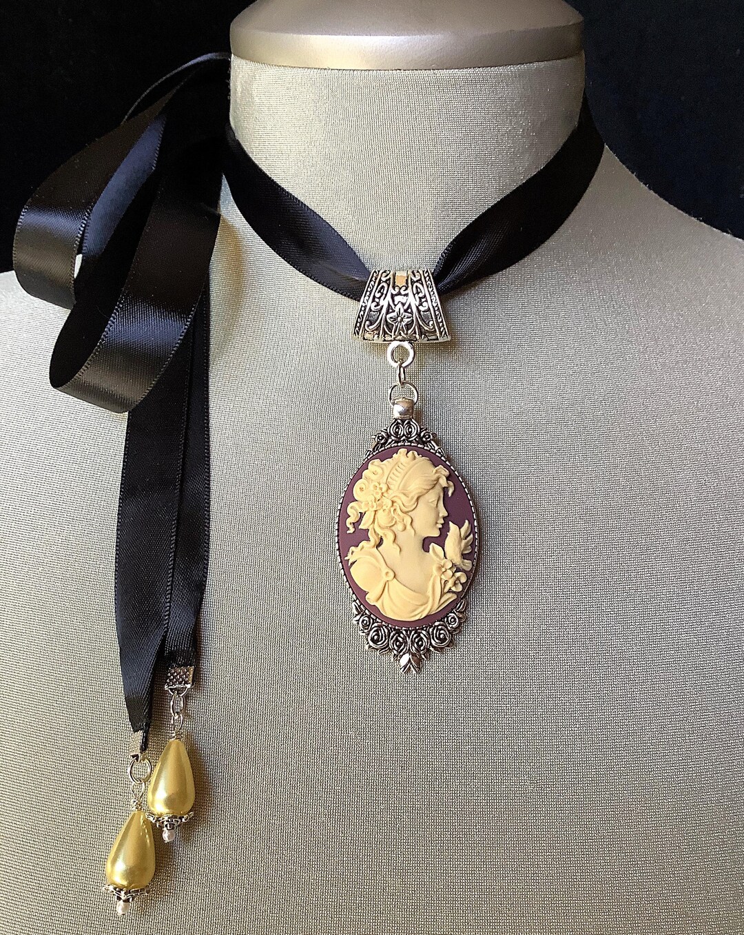 Collier Ras De Cou Victorien Avec Camée Baroque - Bijou Fait Main En Dentelle Et Acier