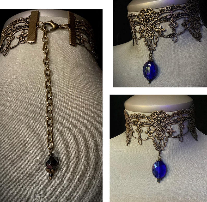 Pode incluir: Um colar de renda dourado com um pingente de cristal azul. O colar tem um extensor de corrente com uma conta de cristal escura.