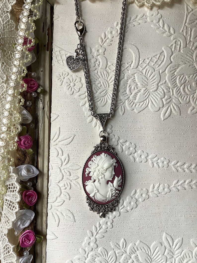 Wine cameo, portrait cameo, Victorian inspired, cameo jewelry, silver chain, romantic, vintage jewelry, Mother's day gift, gift for Mum imagem 5