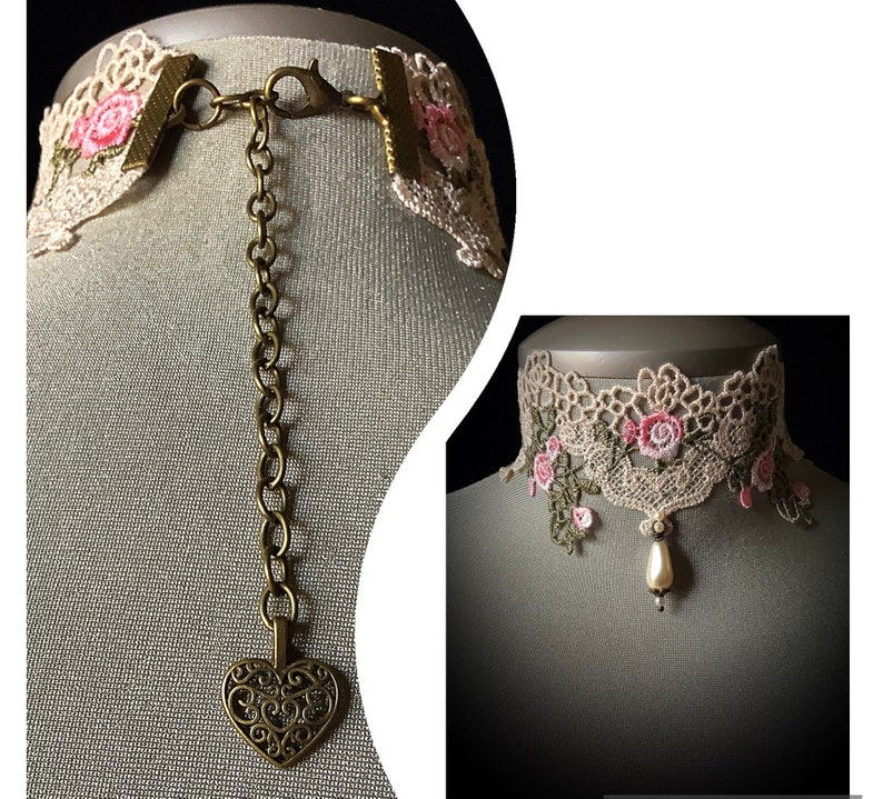 Puede incluir: Un delicado collar gargantilla de encaje con bordados florales de color rosa y verde. El collar presenta un colgante en forma de coraz&oacute;n y una gota de perla.