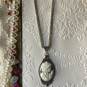 Cameo gris perla, colgante de plata antigua, encanto de corazón barroco, joyería de cameo, regalo del día de la madre, regalo para mamá, vintage, victoriano, romántico imagen 7