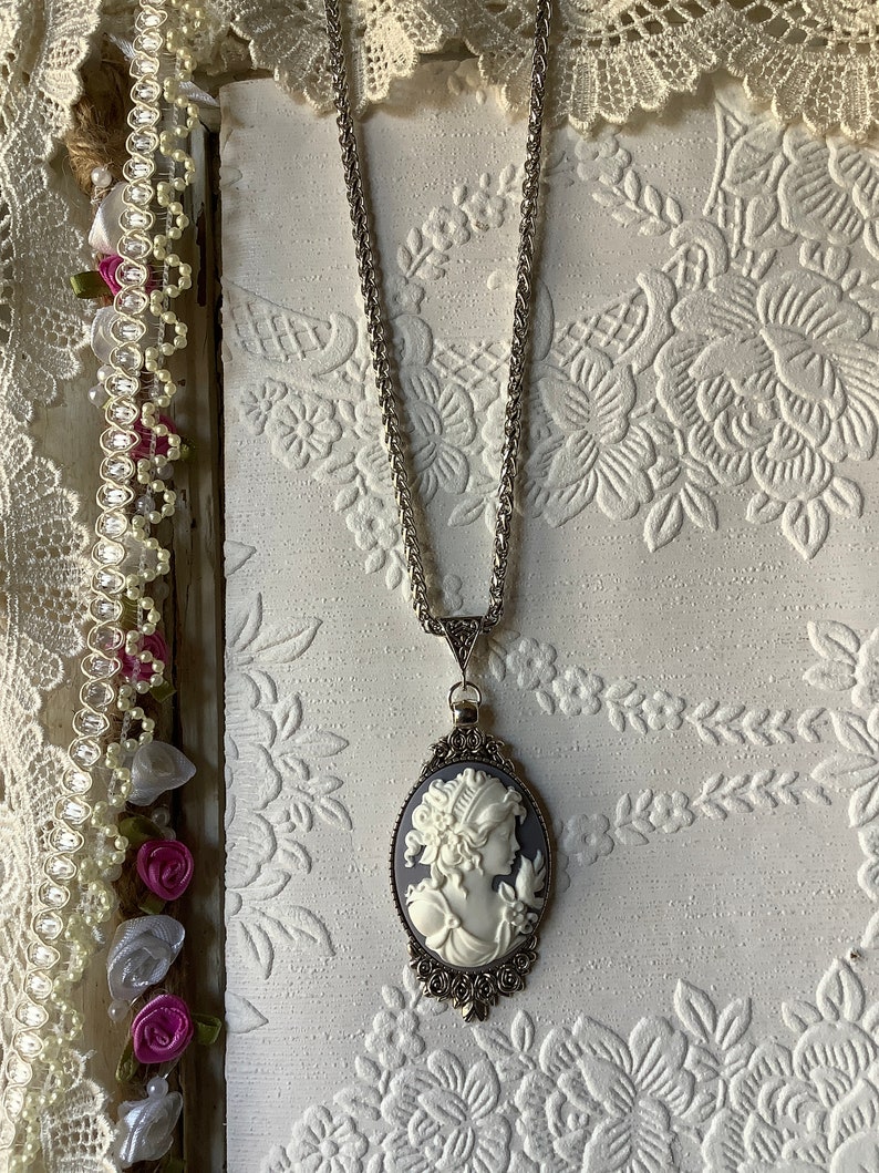 Cameo gris perla, colgante de plata antigua, encanto de corazón barroco, joyería de cameo, regalo del día de la madre, regalo para mamá, vintage, victoriano, romántico imagen 7