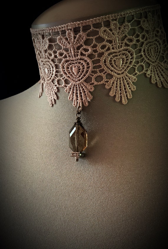 Collana girocollo vintage in pizzo elegante con ciondolo alla