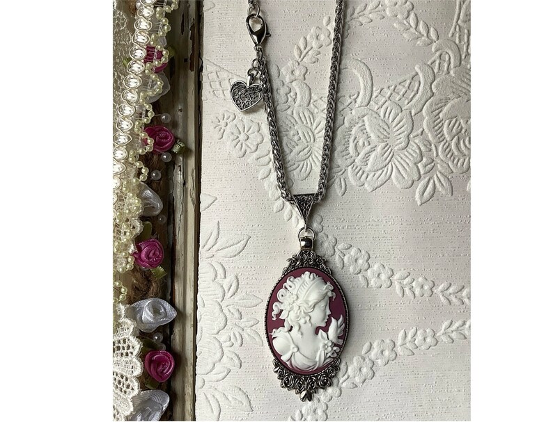 Wine cameo, portrait cameo, Victorian inspired, cameo jewelry, silver chain, romantic, vintage jewelry, Mother's day gift, gift for Mum imagem 1