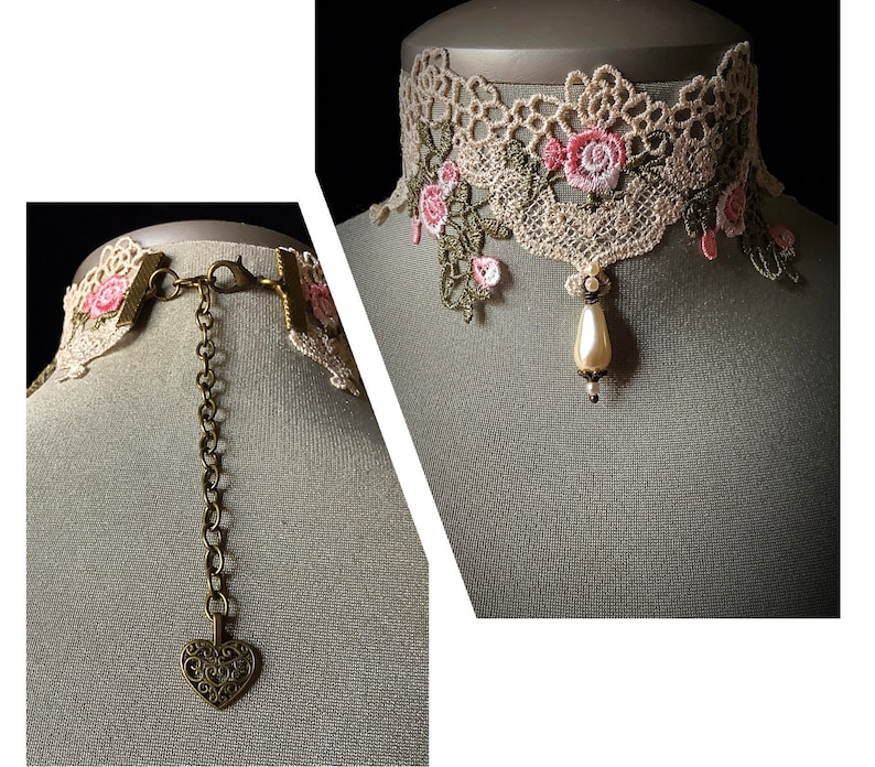 Puede incluir: Un delicado collar gargantilla de encaje blanco con bordados florales rosas y un colgante de perla. El collar tiene una cadena de bronce con un dije en forma de coraz&oacute;n.