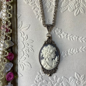Cameo gris perla, colgante de plata antigua, encanto de corazón barroco, joyería de cameo, regalo del día de la madre, regalo para mamá, vintage, victoriano, romántico imagen 6
