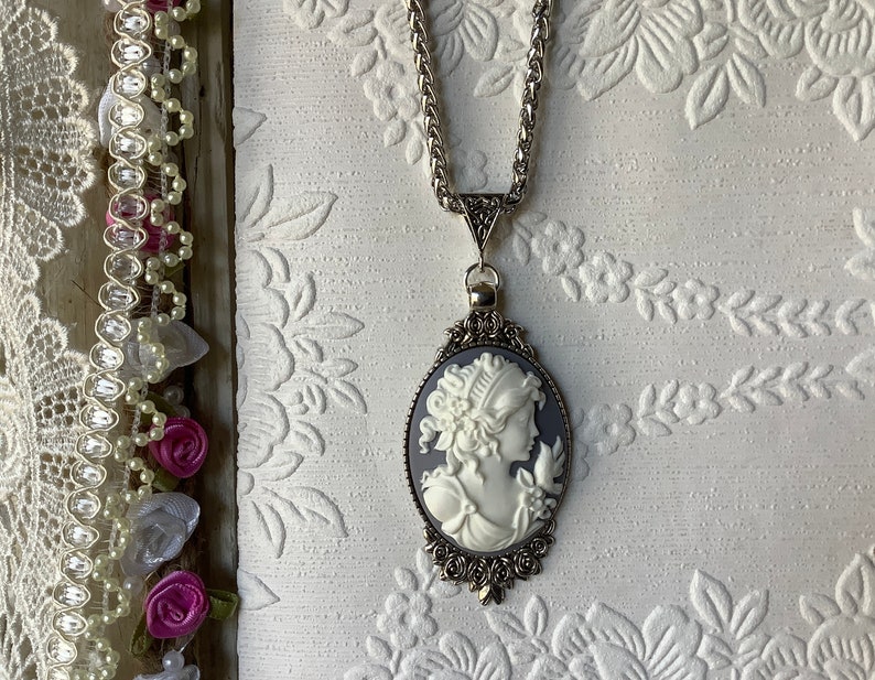 Cameo gris perla, colgante de plata antigua, encanto de corazón barroco, joyería de cameo, regalo del día de la madre, regalo para mamá, vintage, victoriano, romántico imagen 6