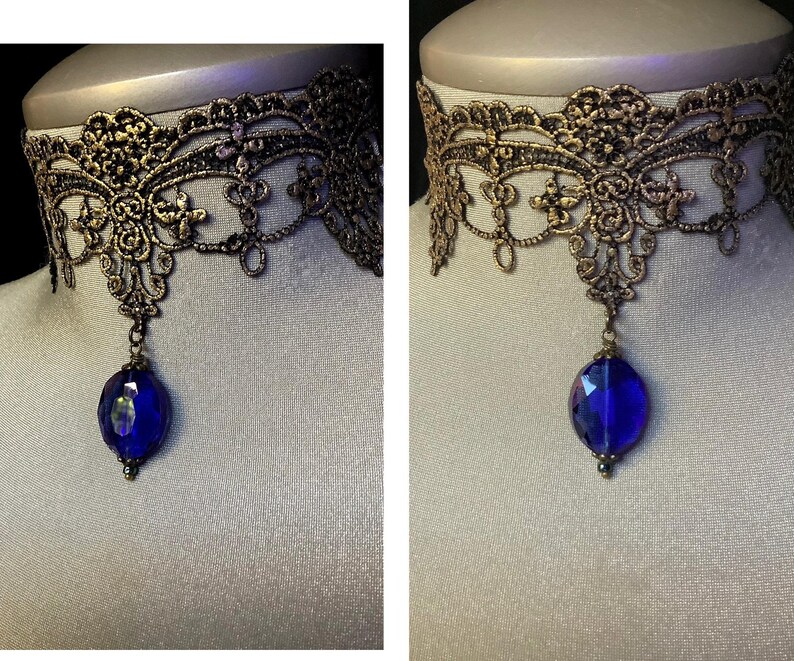 Pode incluir: Um colar de choker de renda dourada com um pingente de pedra preciosa azul.