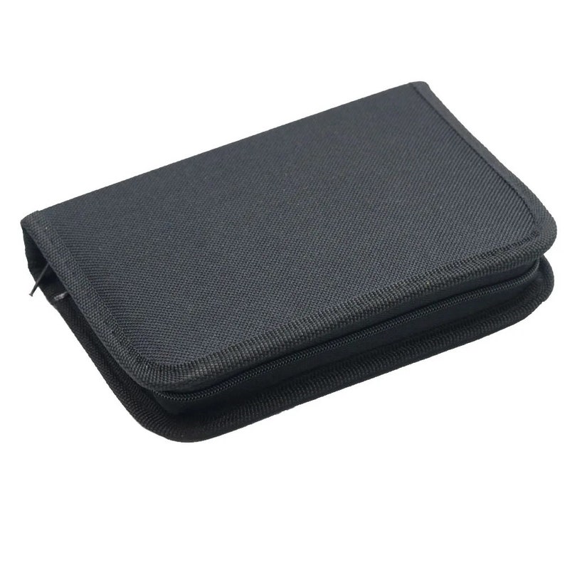 Puede incluir: Una funda negra con cremallera para transportar y guardar objetos peque&ntilde;os. La funda est&aacute; hecha de un tejido resistente y tiene un cierre de cremallera.