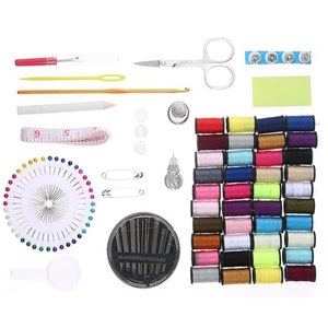 Puede incluir: Un kit de costura con una variedad de herramientas, que incluyen agujas, hilo, tijeras y un dedal. El kit tambi&eacute;n incluye un alfiletero, una cinta m&eacute;trica y una regla peque&ntilde;a. El hilo est&aacute; dispuesto en un arco&iacute;ris de colores.  "30 agujas surtidas" est&aacute; impreso en un contenedor negro.