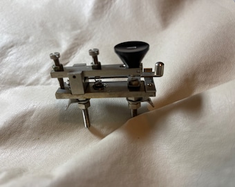 Chiave telegrafica in miniatura vintage J H Bunnell, modello 6B, pulsante numero 1, codice Morse