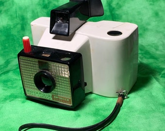 Polaroid Swinger Model 20 Land Camera from the 1960's, with case, flash bulbs and extras