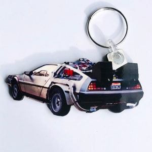DeLorean - Back To The Future keyring, pin badge and (new) large magnet. Can be Personalised.