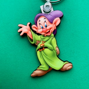 Dopey Dwarf - 白雪姫のキーホルダー、ピンバッジ、(新しい) 大きなマグネット。パーソナライズできます。