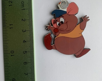 Souris Gus - Porte-clés Cendrillon, badge avec épingle et (nouveau) grand aimant. Peut être personnalisé.