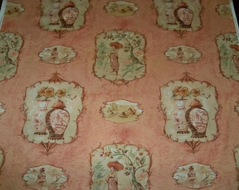 Puede incluir: Un papel tapiz vintage con un patrón repetitivo de marcos ornamentados con motivos florales, jarrones y figuras con ropa tradicional china. El fondo es de color melocotón suave.