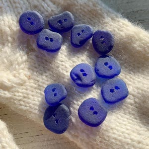 Set von 10 Knöpfen 10-14 mm 2 Löcher Knöpfe Glasknöpfe Seeglasperlen blau dunkel Kobaltblau