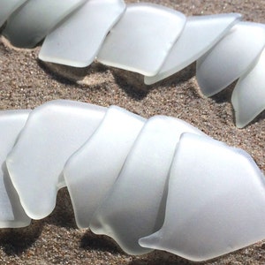 Grote naamkaartjes van getrommeld glas (40-50 mm) kaarten plaatskaarten zeeglas helder wit