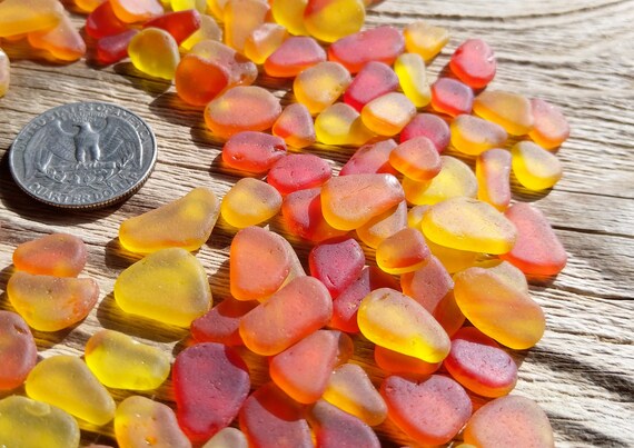 9〜14 mmの平らな小さなシーグラス、オレンジ、赤、黄色のシーグラス