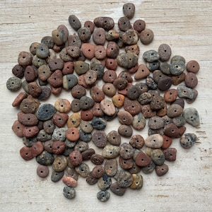 Perline di pietra forate al centro da 1 mm, con selezione casuale di colori misti da 5-10 mm, pietre di mare, pietre forate, perline per gioielli