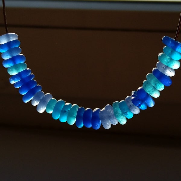De très petites perles de verre de mer vieillies de 5 à 10 mm mélangent des couleurs bleues, des perles de bijoux en verre de mer