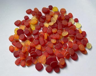 9〜14 mmの平らな小さなシーグラス、オレンジ、赤、黄色の