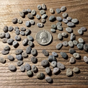 Pietre di mare molto piccole da 5-10 mm, pietre di spiaggia forate al centro, pietre di mare, piccole pietre di spiaggia, creazione di gioielli, perline di pietre di mare, pietre di spiaggia grigie